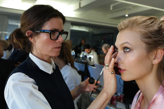 El truco en 2 pasos de la maquilladora de Anne Hathaway y Jennifer Aniston para una piel extra luminosa